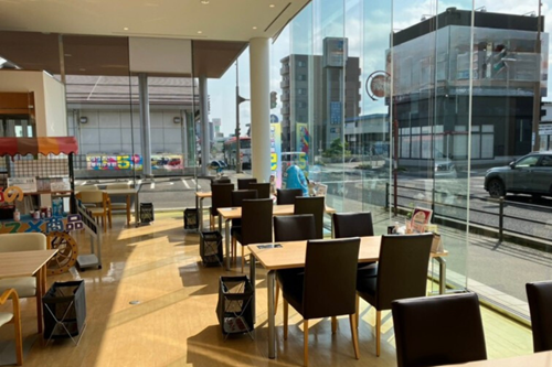 ダイハツ青山店内
